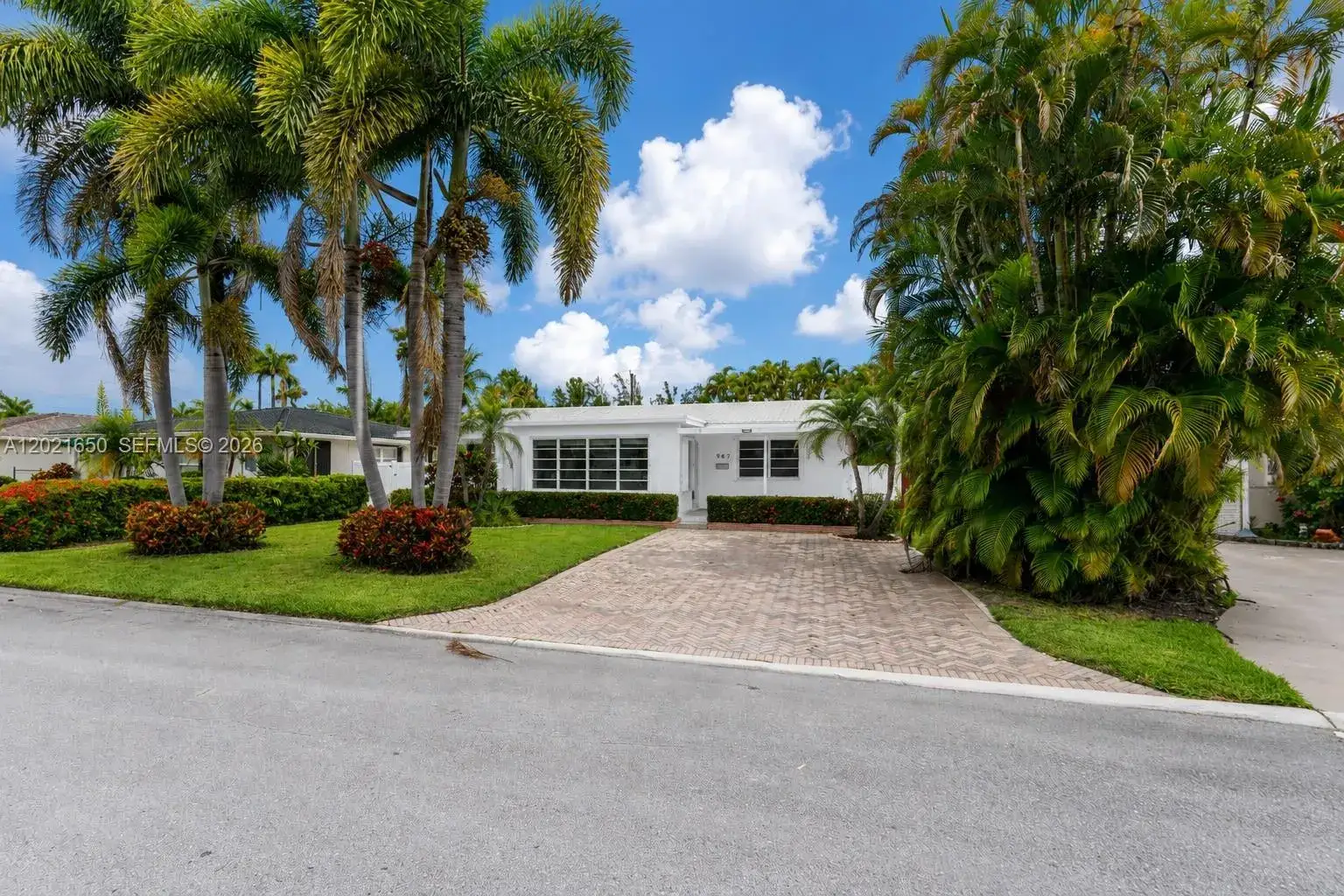 4 bedroom 3 bath Residential Lease for rent at 947 Lincoln St, Hollywood FL 33019