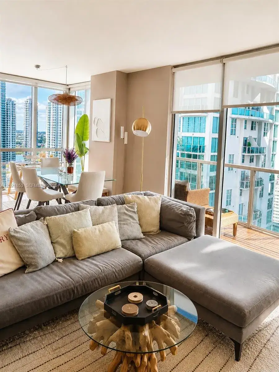 2 bedroom 2 bath Residential Lease for rent at 55 SE 6th St # 3001, Miami FL 33131