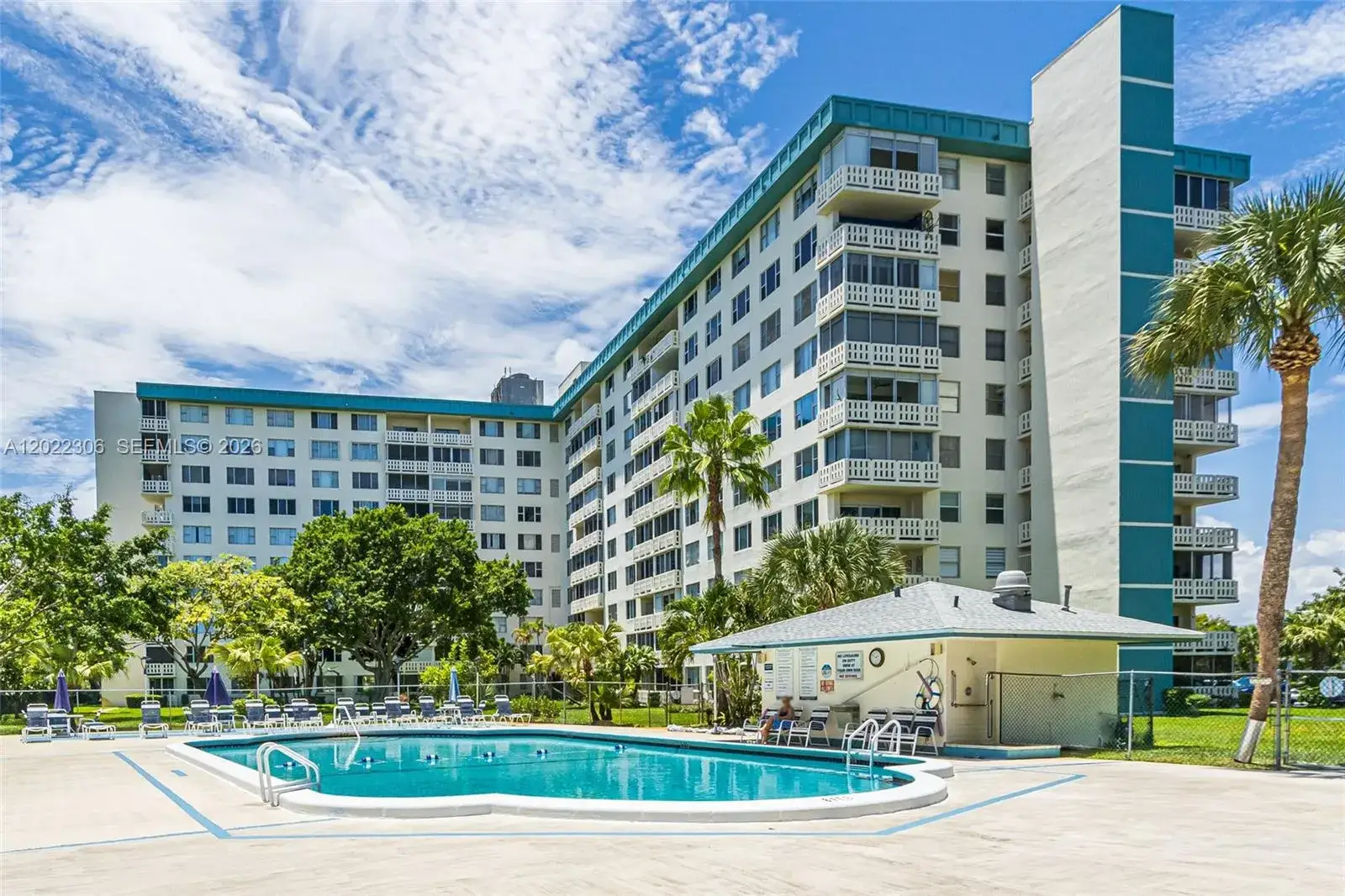 1 bedroom 1 bath Residential for sale at 4330 Hillcrest Dr # 506, Hollywood FL 33021