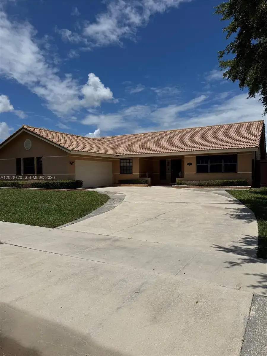 3 bedroom 2 bath Residential for sale at 6950 W Wedgewood Ave, Davie FL 33331