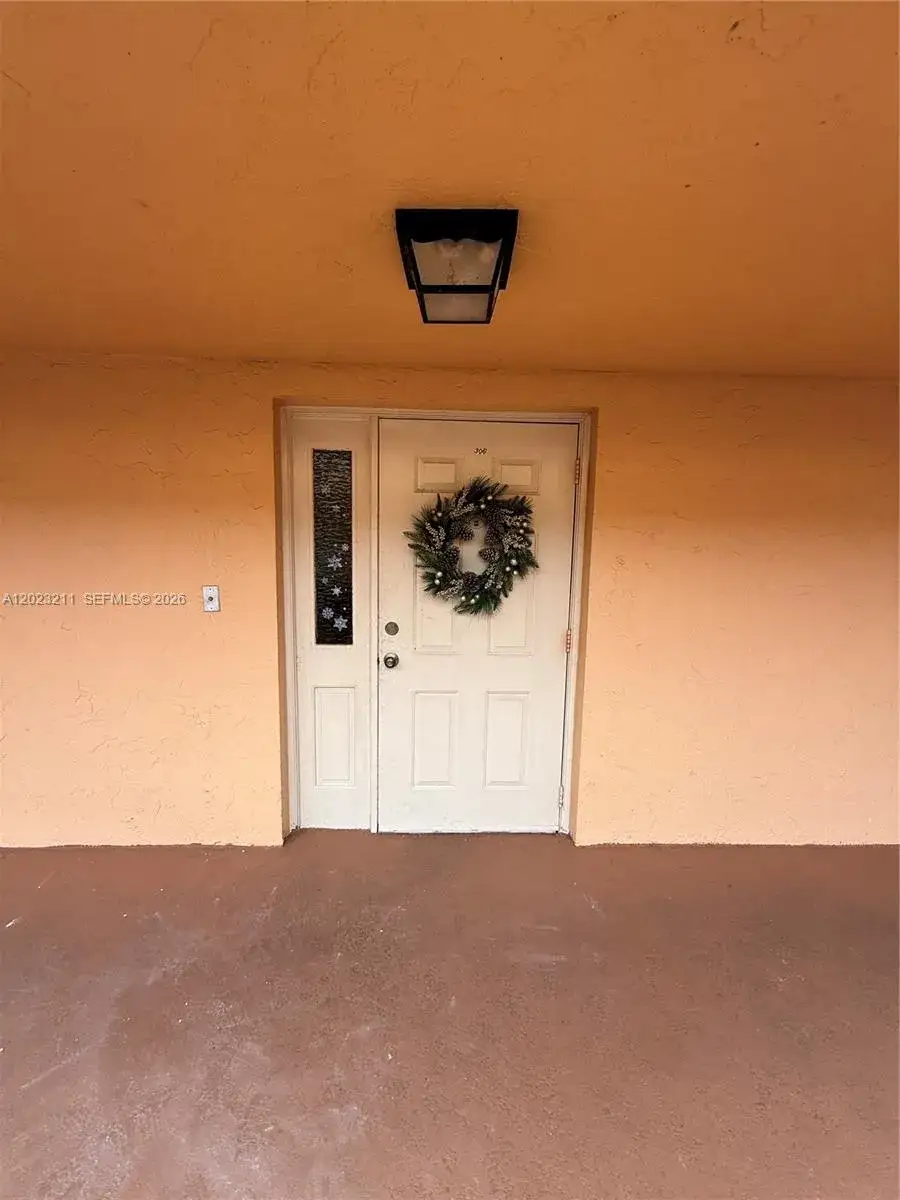 2 bedroom 2 bath Residential Lease for rent at 450 Commodore Dr # 306, Plantation FL 33325