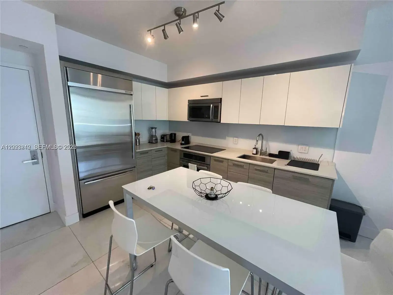 1 bedroom 1 bath Residential for sale at 1300 Brickell Bay Dr # 2304, Miami FL 33131