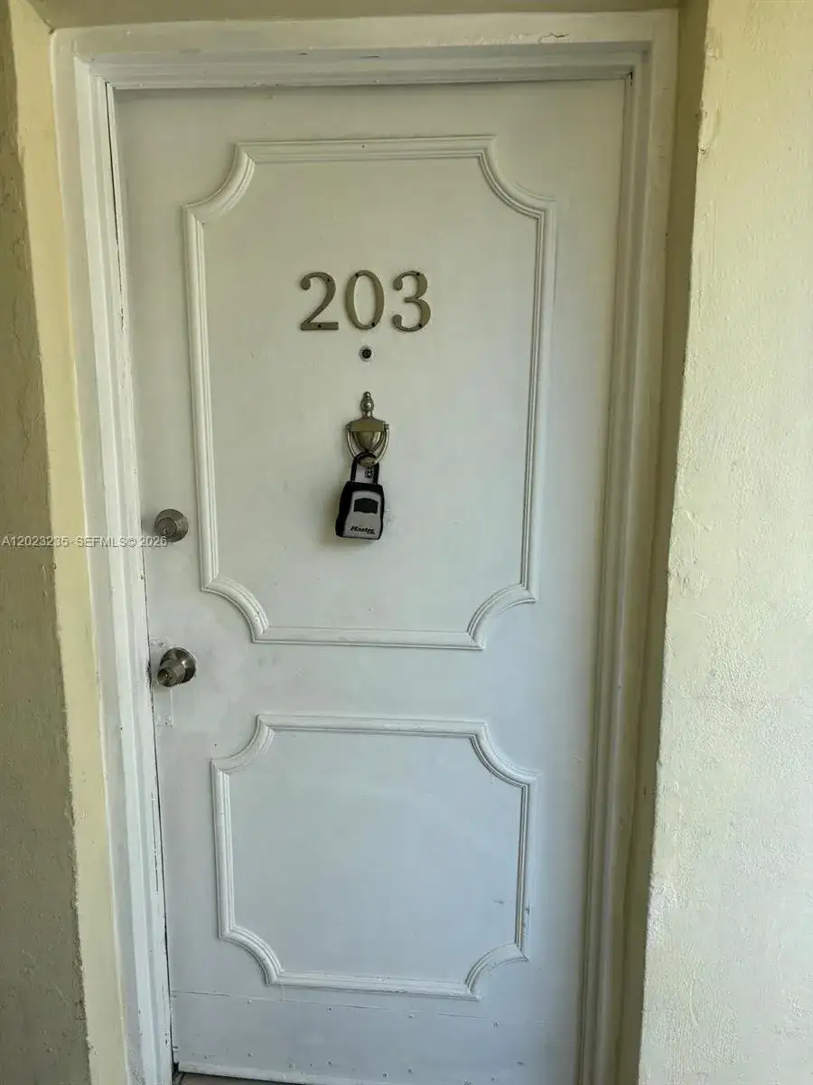 1 bedroom 1 bath Residential Lease for rent at 3050 S Dixie Hwy # 203, Miami FL 33133