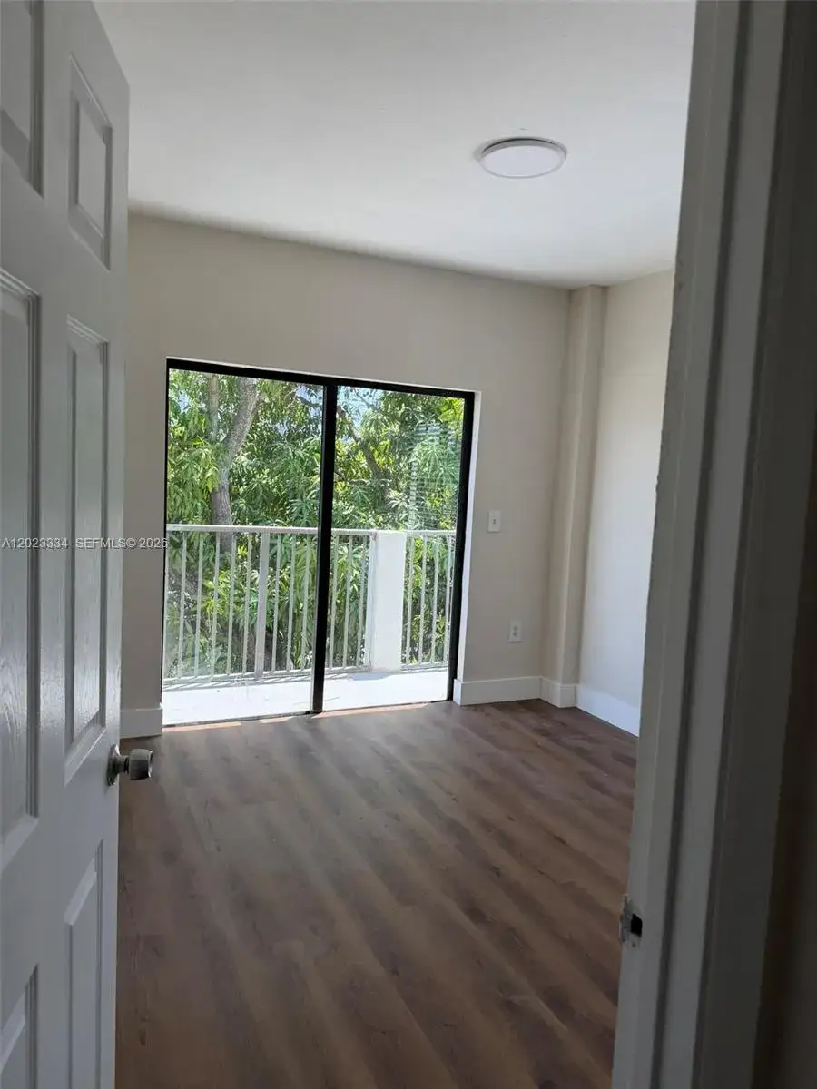2 bedroom 1 bath Residential Lease for rent at 763 SW 5th St # 304, Miami FL 33130
