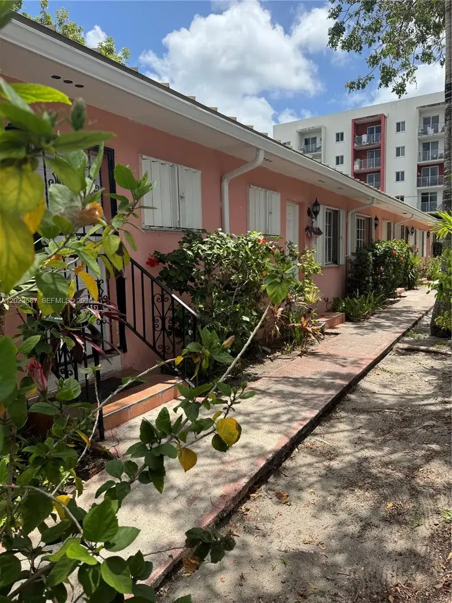 1 bedroom 1 bath Residential Lease for rent at 1020 SW 5th St # 3, Miami FL 33130