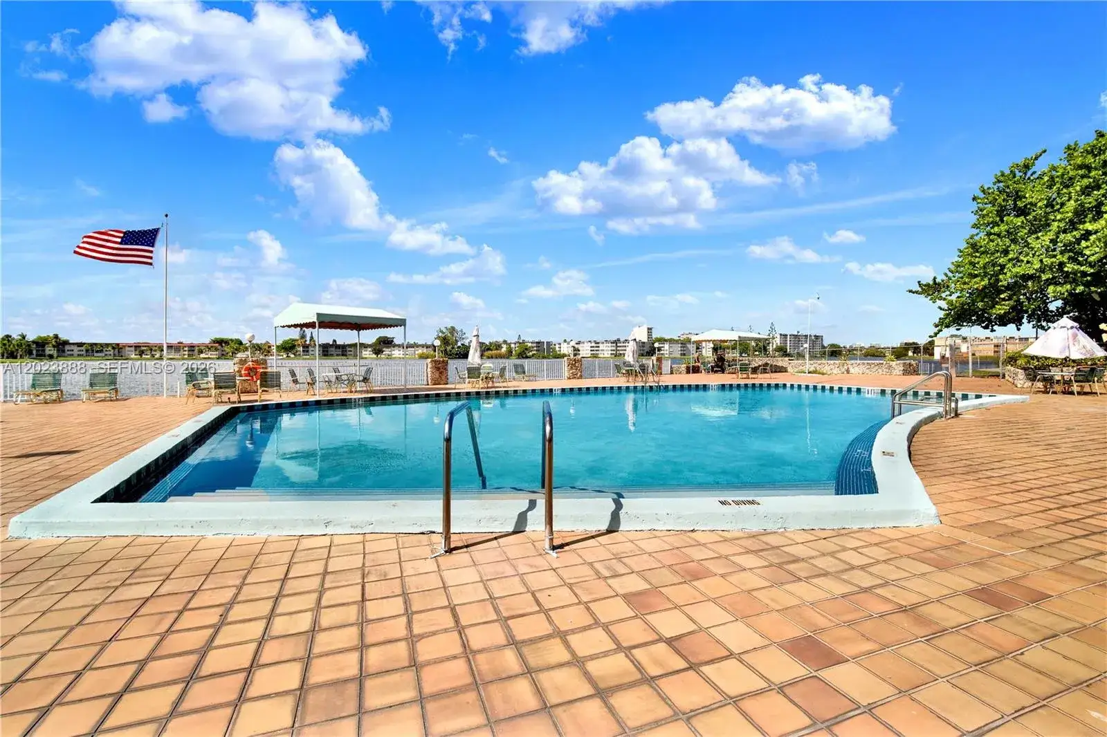2 bedroom 2 bath Residential for sale at 1401 NE Miami Gardens Dr # 889, Miami FL 33179