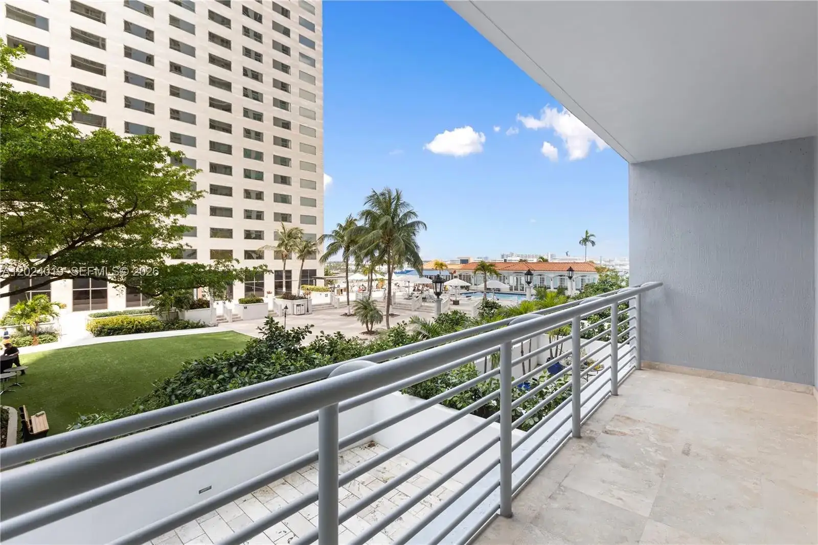 1 bedroom 1 bath Residential Lease for rent at 335 S Biscayne Blvd # 802, Miami FL 33131