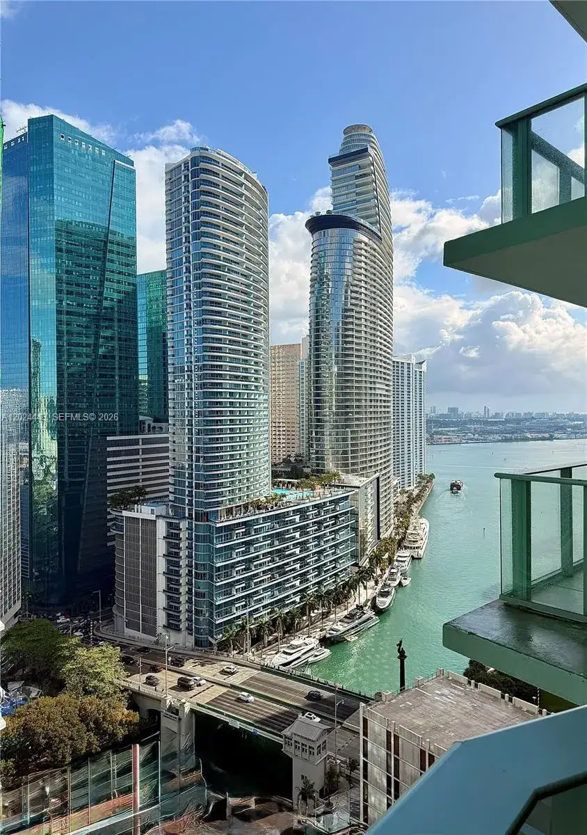 1 bedroom 1 bath Residential Lease for rent at 77 SE 5th st # 2305, Miami FL 33131