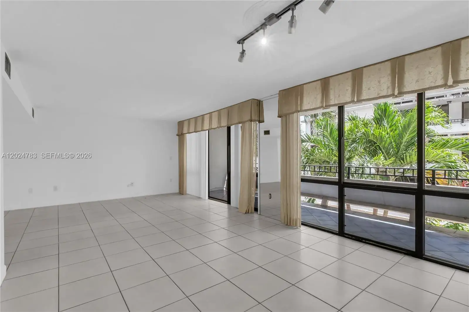 3 bedroom 2 bath Residential for sale at 13951 Kendale Lakes Cir # 208A, Miami FL 33183