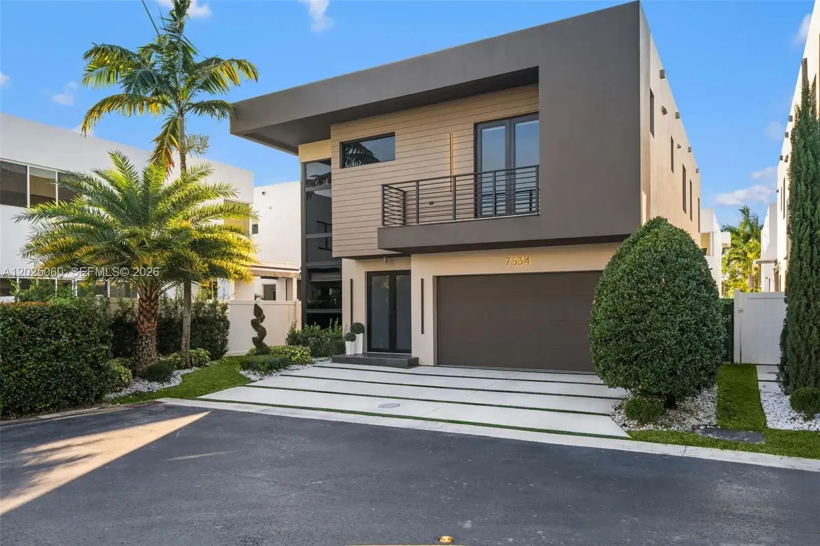 5 bedroom 5 bath Residential for sale at 7534 NW 98th Ave, Doral FL 33178