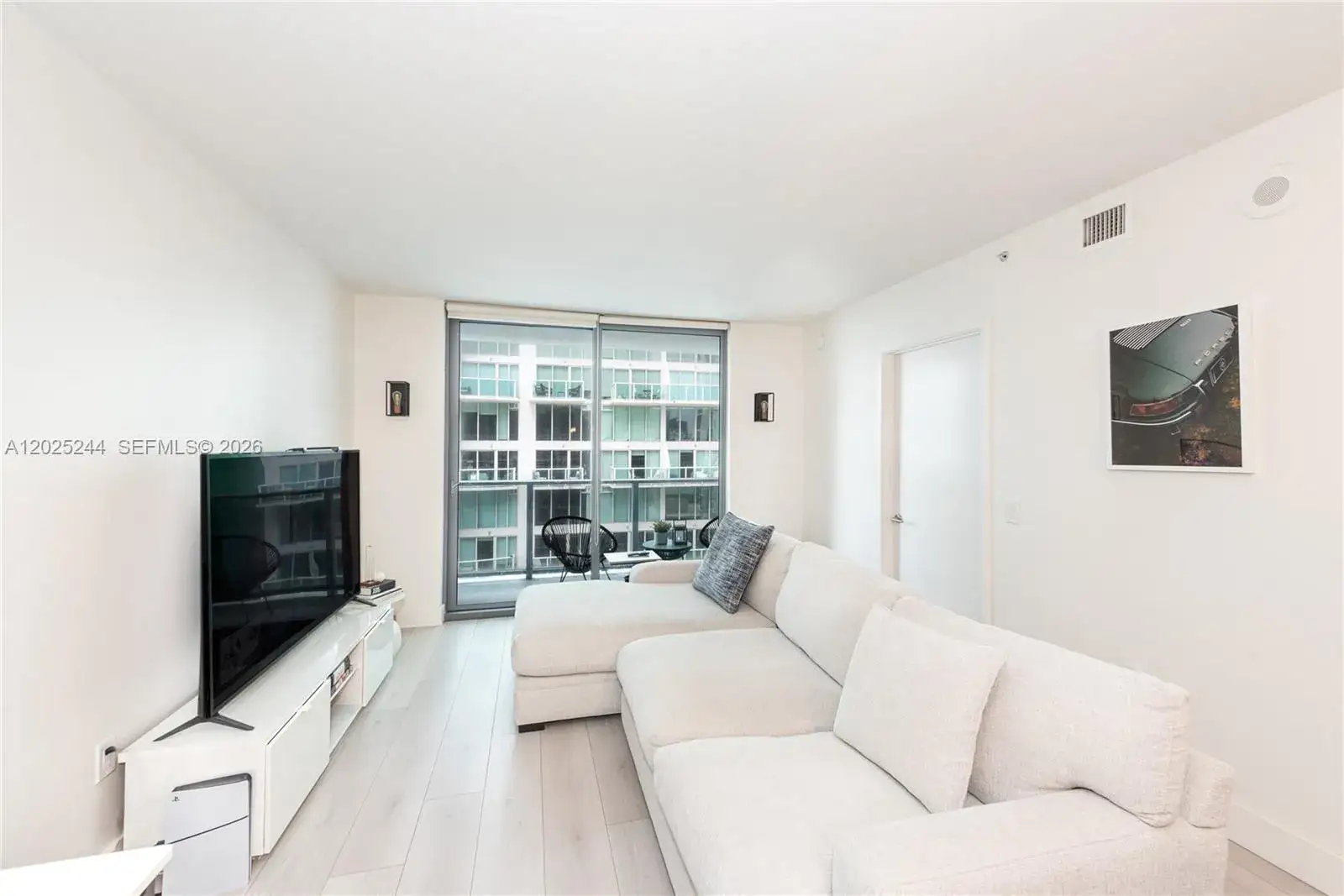 1 bedroom 1 bath Residential for sale at 31 SE 6th St # 2506, Miami FL 33131
