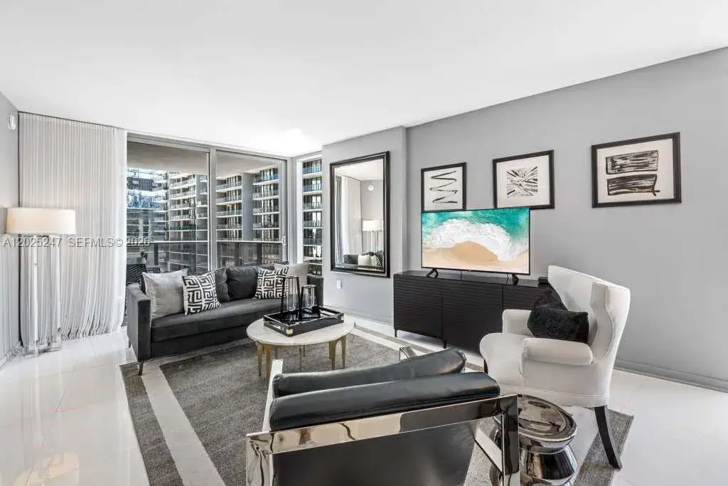 2 bedroom 2 bath Residential Lease for rent at 31 SE 6th St # 2101, Miami FL 33131