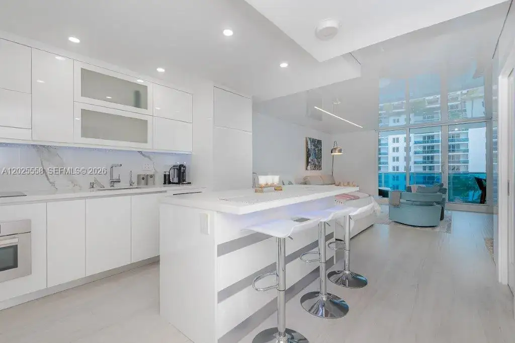 1 bath Residential Lease for rent at 2301 Collins Ave # 811, Miami Beach FL 33139