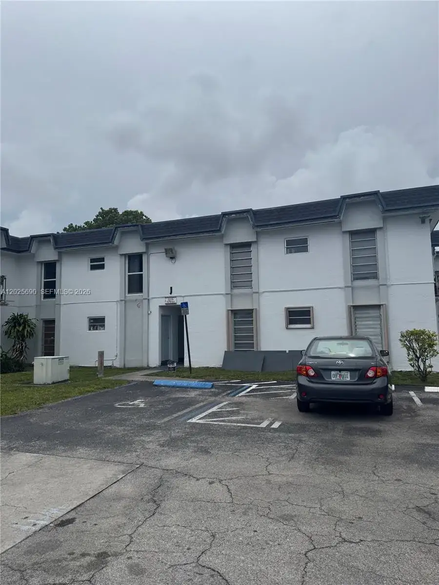 2 bedroom 1 bath Residential Lease for rent at 7235 SW 94th Pl # J6, Miami FL 33173