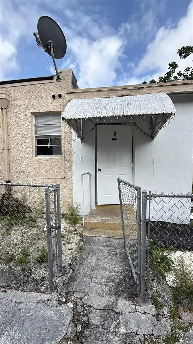 1 bedroom 1 bath Residential Lease for rent at 1919 SW 2nd St # B, Miami FL 33135