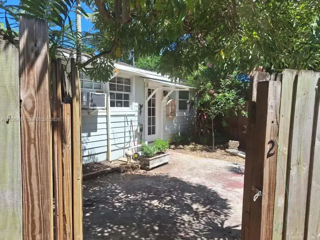 1 bath Residential Lease for rent at 1121 NE 1st Ave # 2, Fort Lauderdale FL 33304