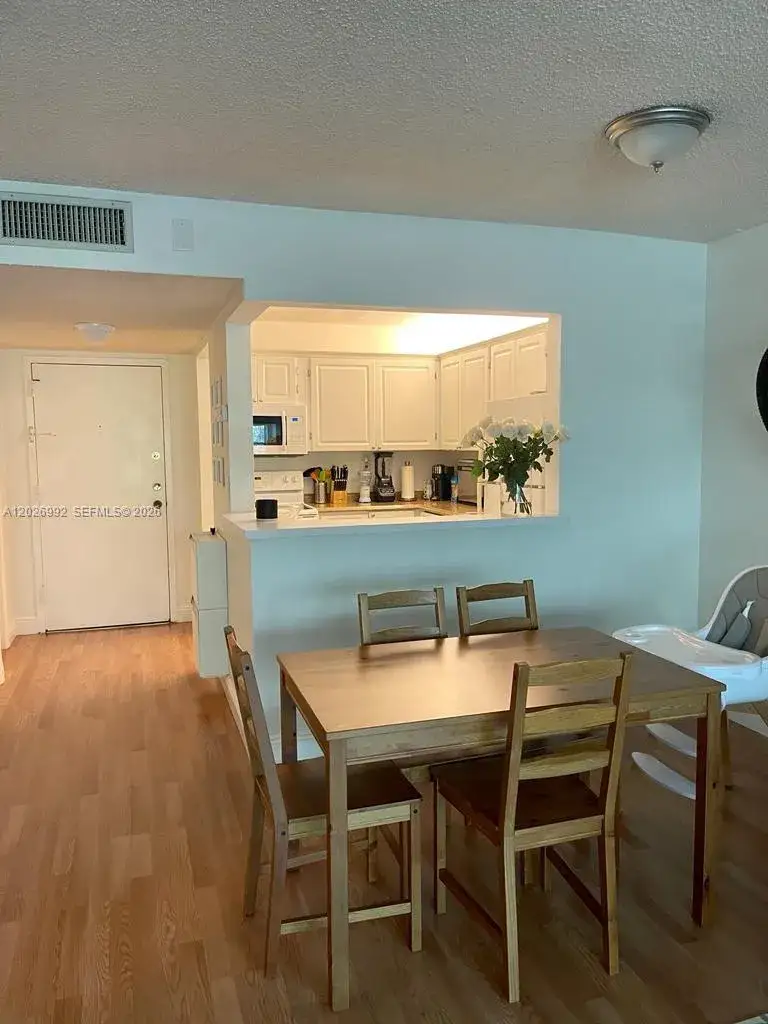1 bedroom 1 bath Residential Lease for rent at 301 Racquet Club Rd # 305, Weston FL 33326