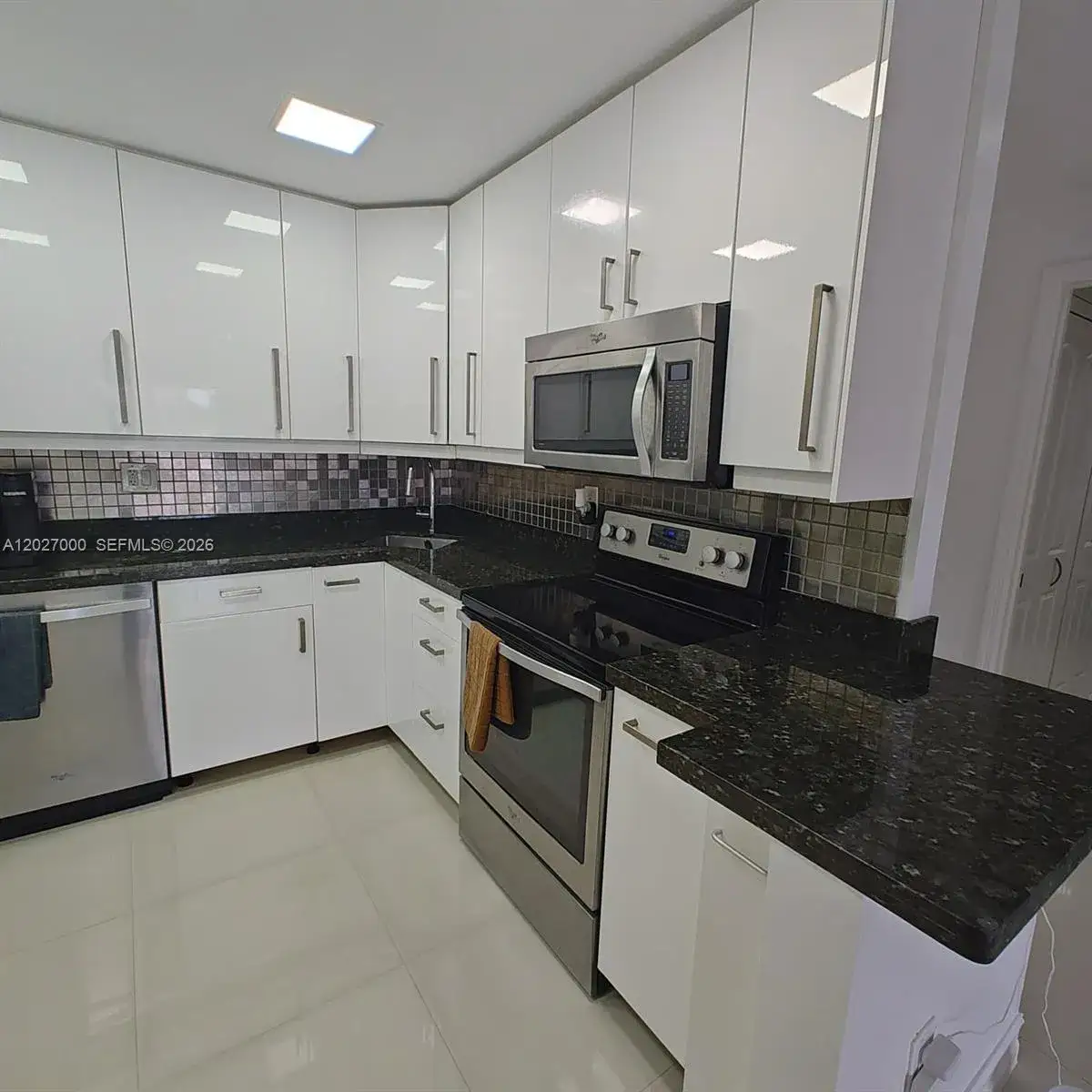 1 bedroom 1 bath Residential for sale at 2750 NE 183rd St # 301, Aventura FL 33160