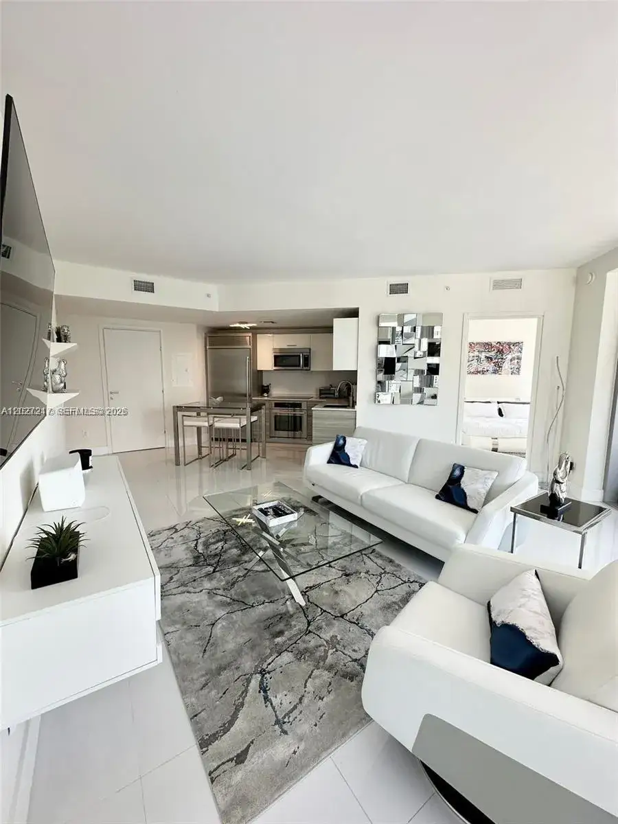 2 bedroom 2 bath Residential Lease for rent at 1300 Brickell Bay Dr # 3101, Miami FL 33131