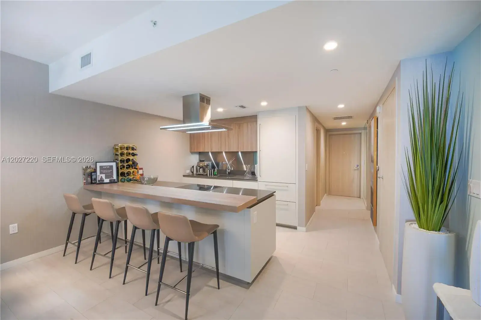 1 bedroom 2 bath Residential Lease for rent at 1000 Brickell Plz # 3705, Miami FL 33131