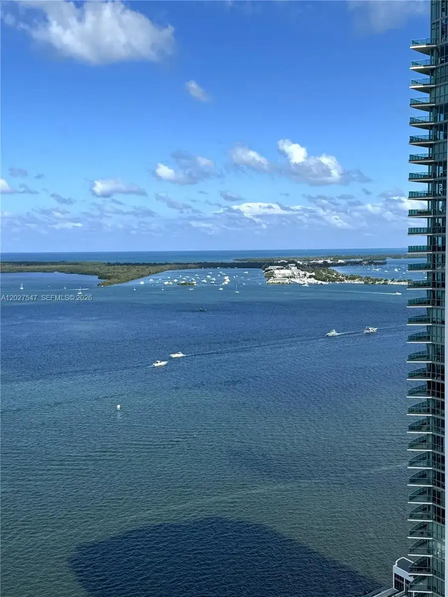 1 bedroom 1 bath Residential Lease for rent at 1200 Brickell Bay Dr # 3903, Miami FL 33131