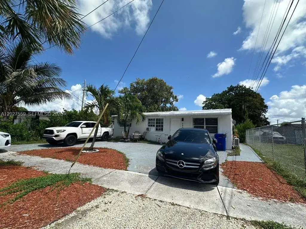 5 bedroom 4 bath Residential for sale at 685 SW 7th Ter, Dania Beach FL 33004