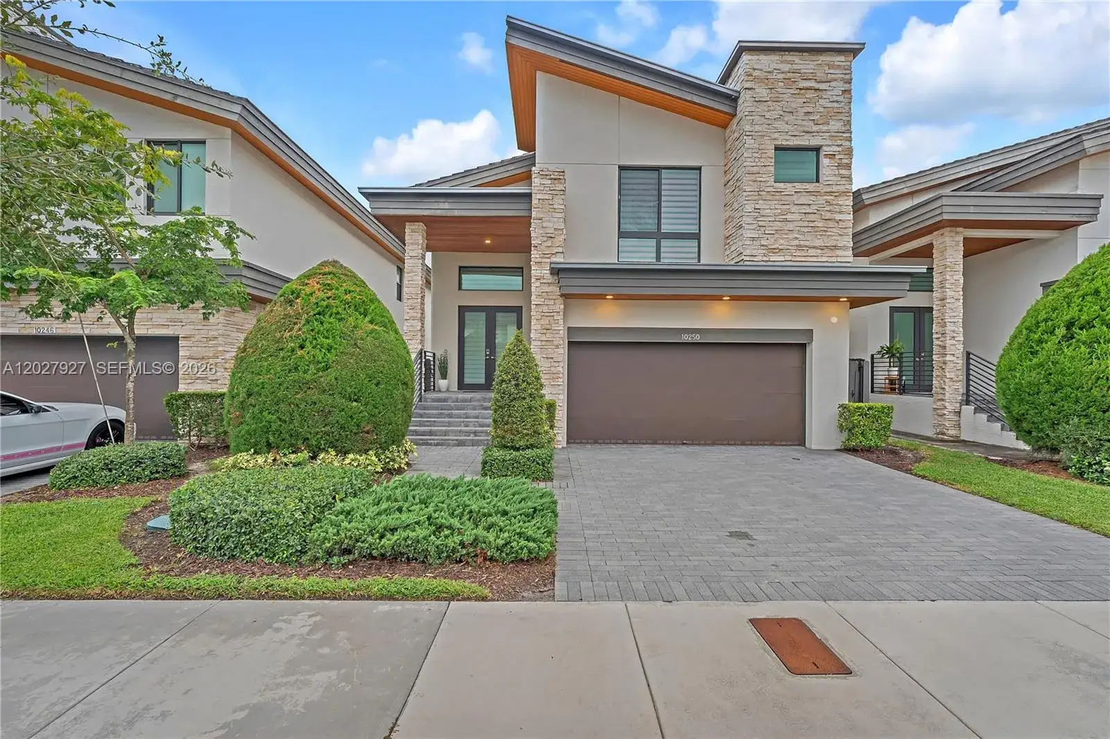 4 bedroom 4 bath Residential for sale at 10250 NW 76th Ter, Doral FL 33178
