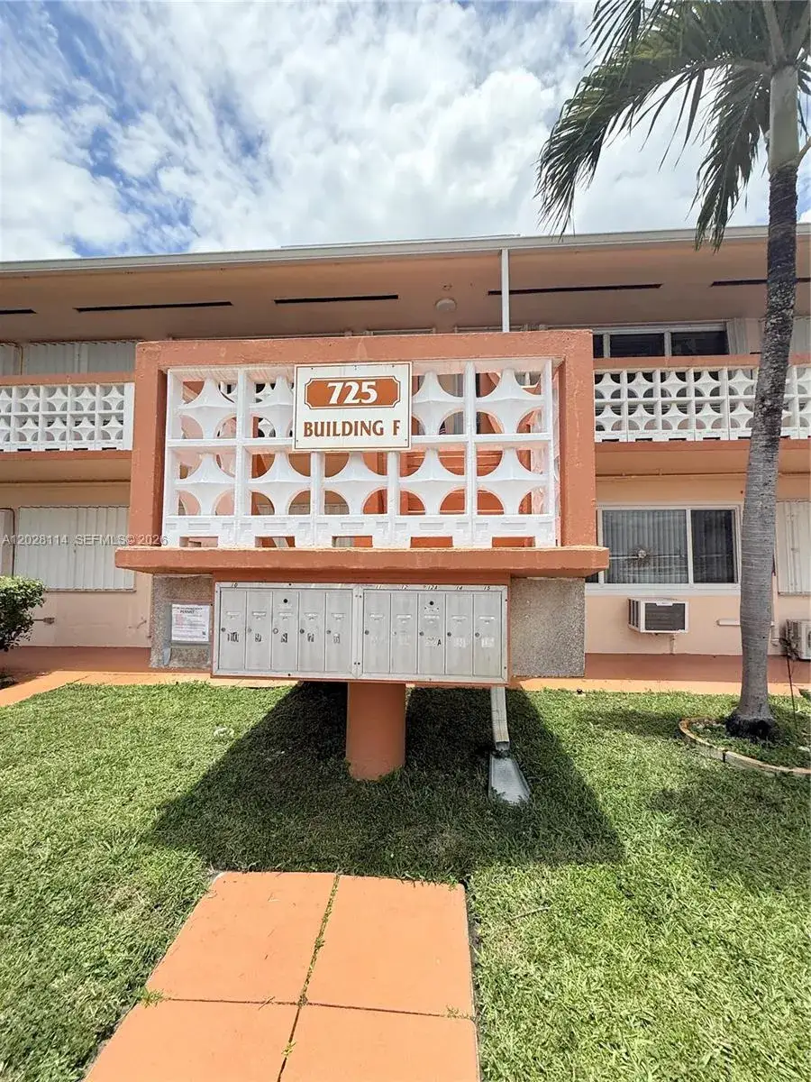 1 bedroom 1 bath Residential for sale at 725 SW 11 Ave # F8, Hallandale Beach FL 33009