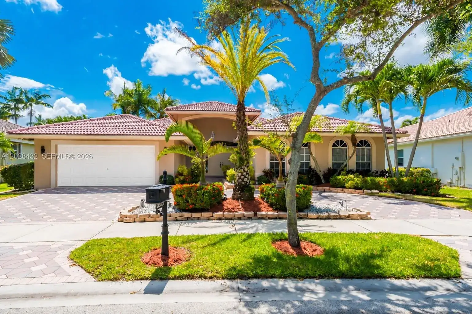 5 bedroom 3 bath Residential for sale at 3852 Oak Ridge Cir, Weston FL 33331