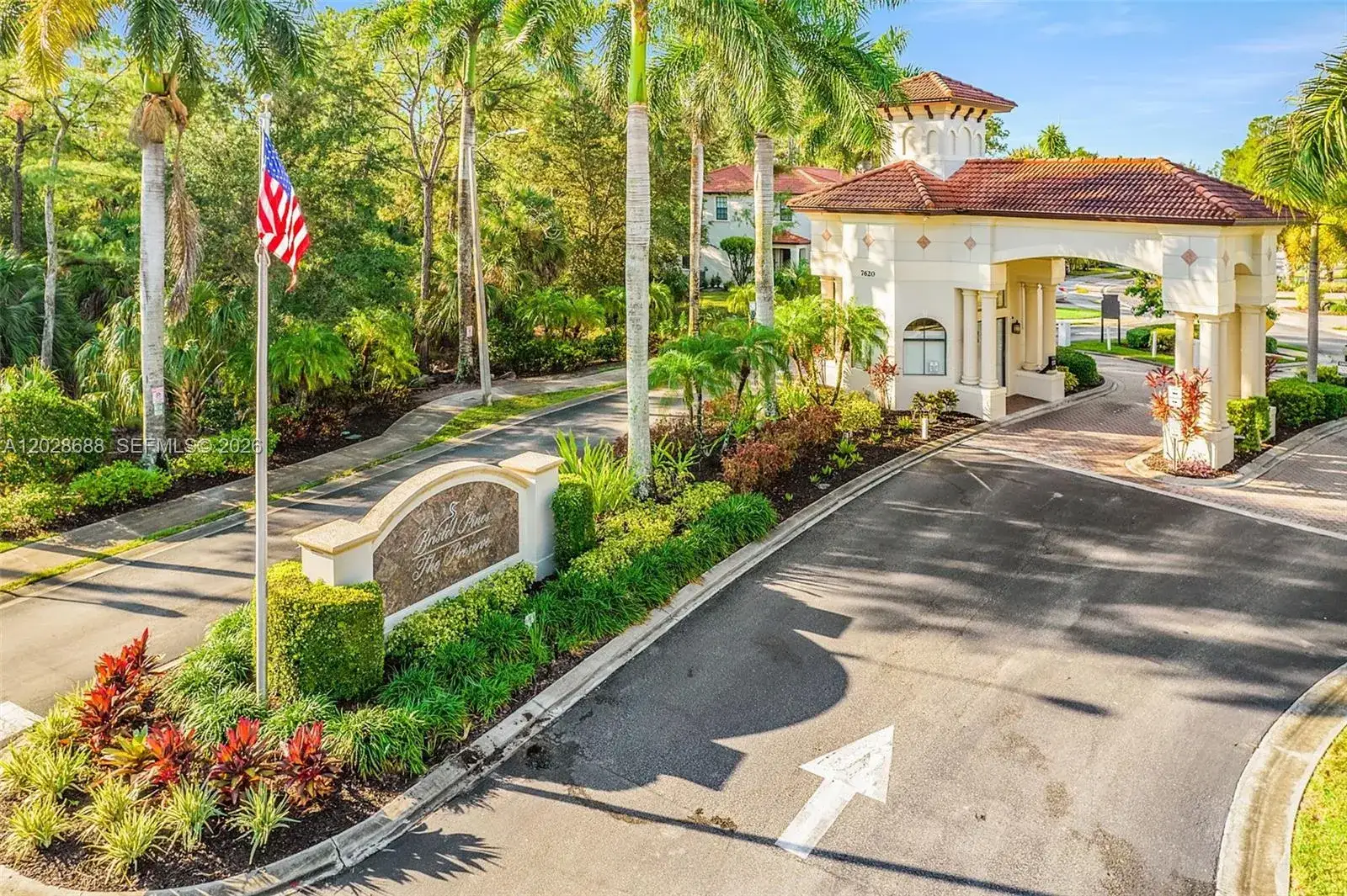 7542 Bristol Cir, Naples FL 34120