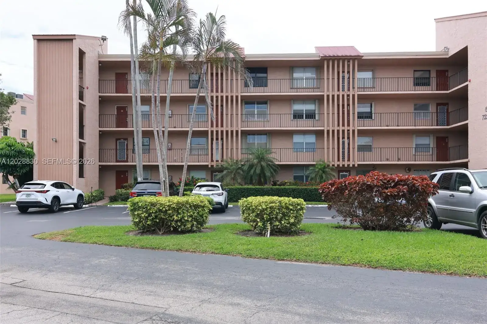 2 bedroom 2 bath Residential for sale at 7220 Lake Cir Dr # 101, Margate FL 33063