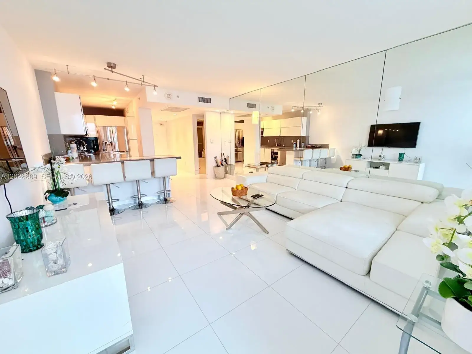 2 bedroom 2 bath Residential Lease for rent at 100 Lincoln Rd # 1504, Miami Beach FL 33139