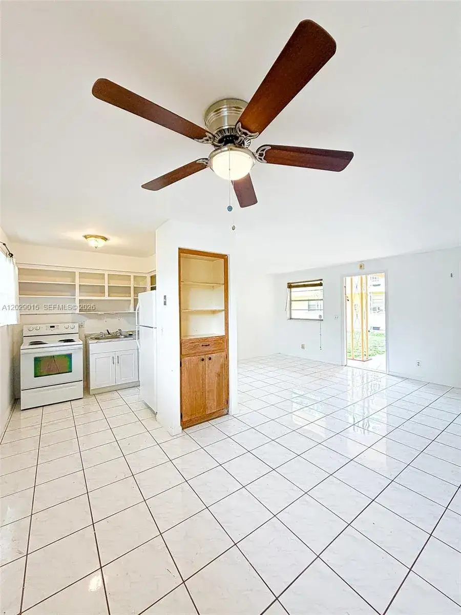 1 bedroom 1 bath Residential Lease for rent at 1401 Grant St # 3, Hollywood FL 33020