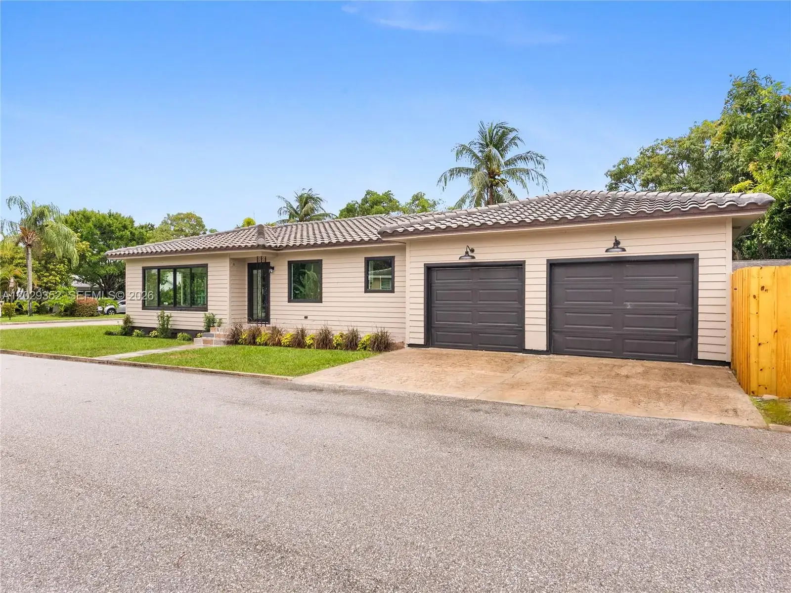 3 bedroom 3 bath Residential for sale at 801 S Palmway, Lake Worth FL 33460