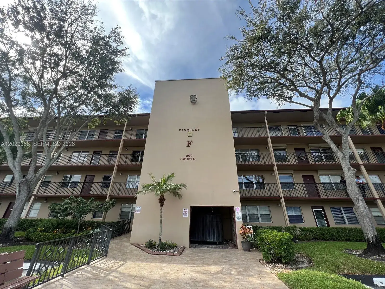 2 bedroom 1 bath Residential for sale at 800 SW 131st Ave # 206F, Pembroke Pines FL 33027