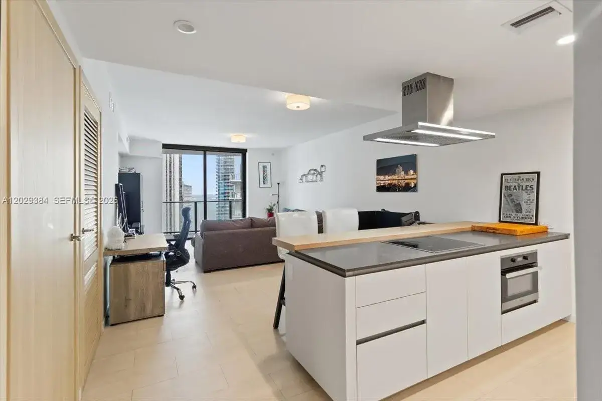 1 bedroom 1 bath Residential for sale at 1000 Brickell Plz # 3303, Miami FL 33131