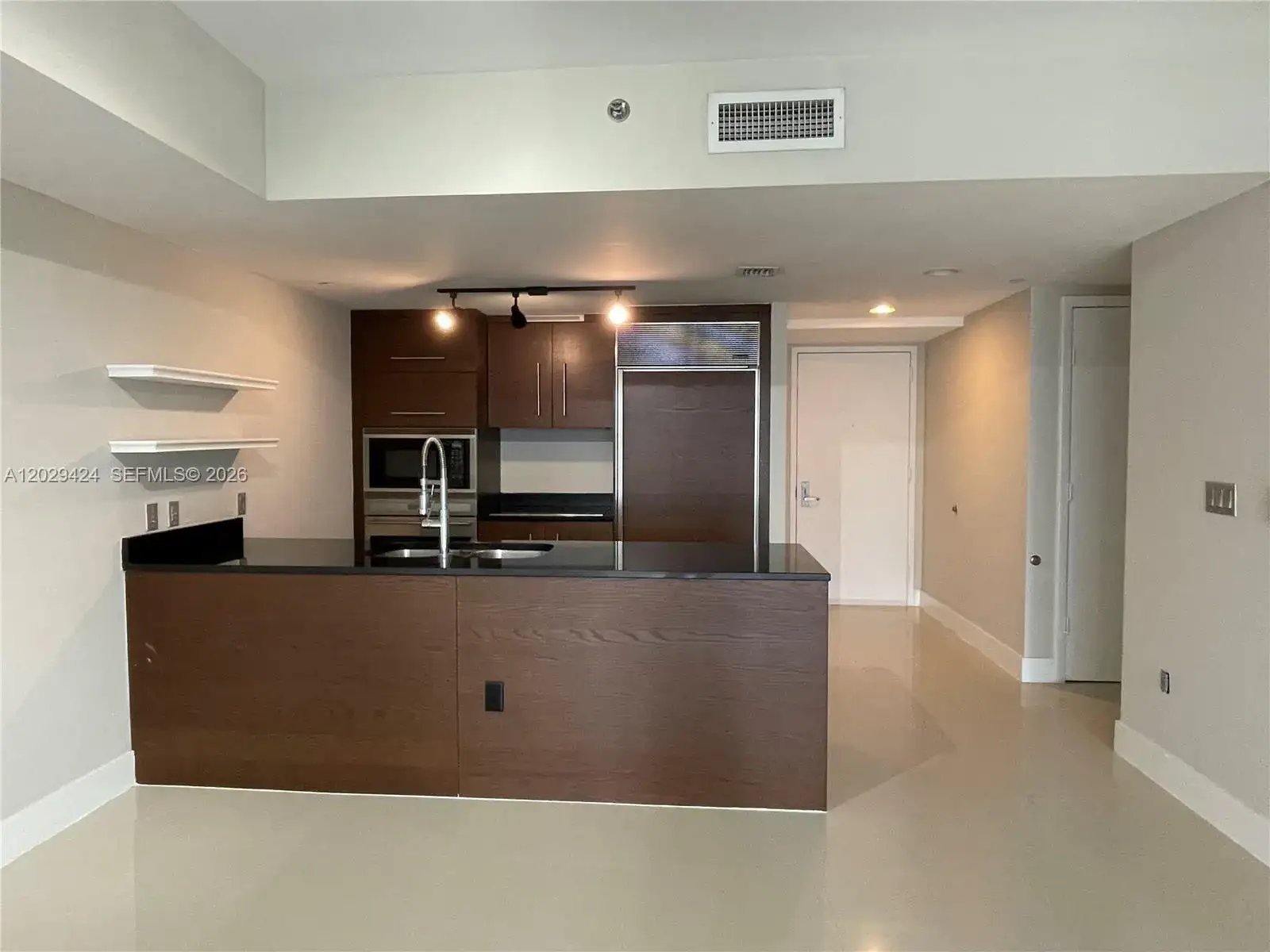 1 bedroom 1 bath Residential Lease for rent at 475 Brickell Ave # 414, Miami FL 33131