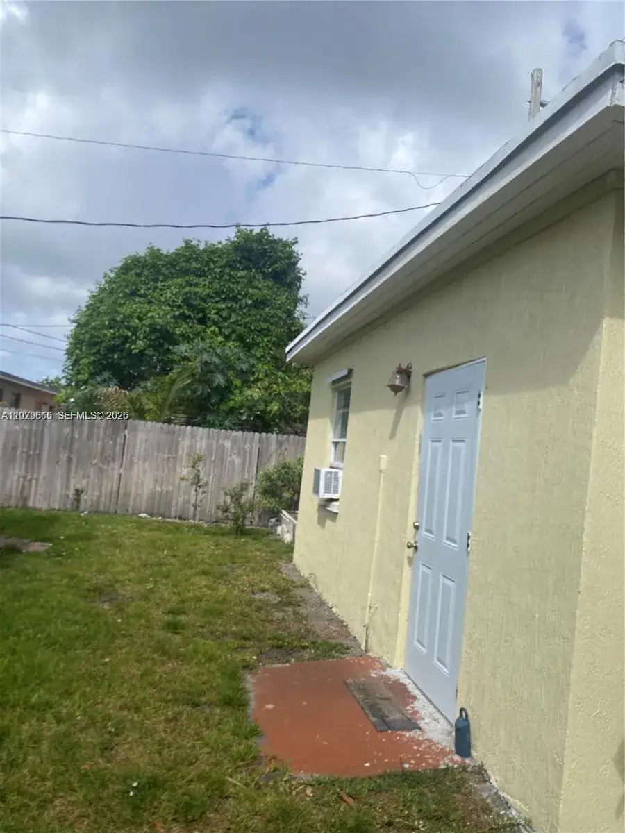 1 bedroom 1 bath Residential Lease for rent at 115 NE 192nd St # 1, Miami FL 33179