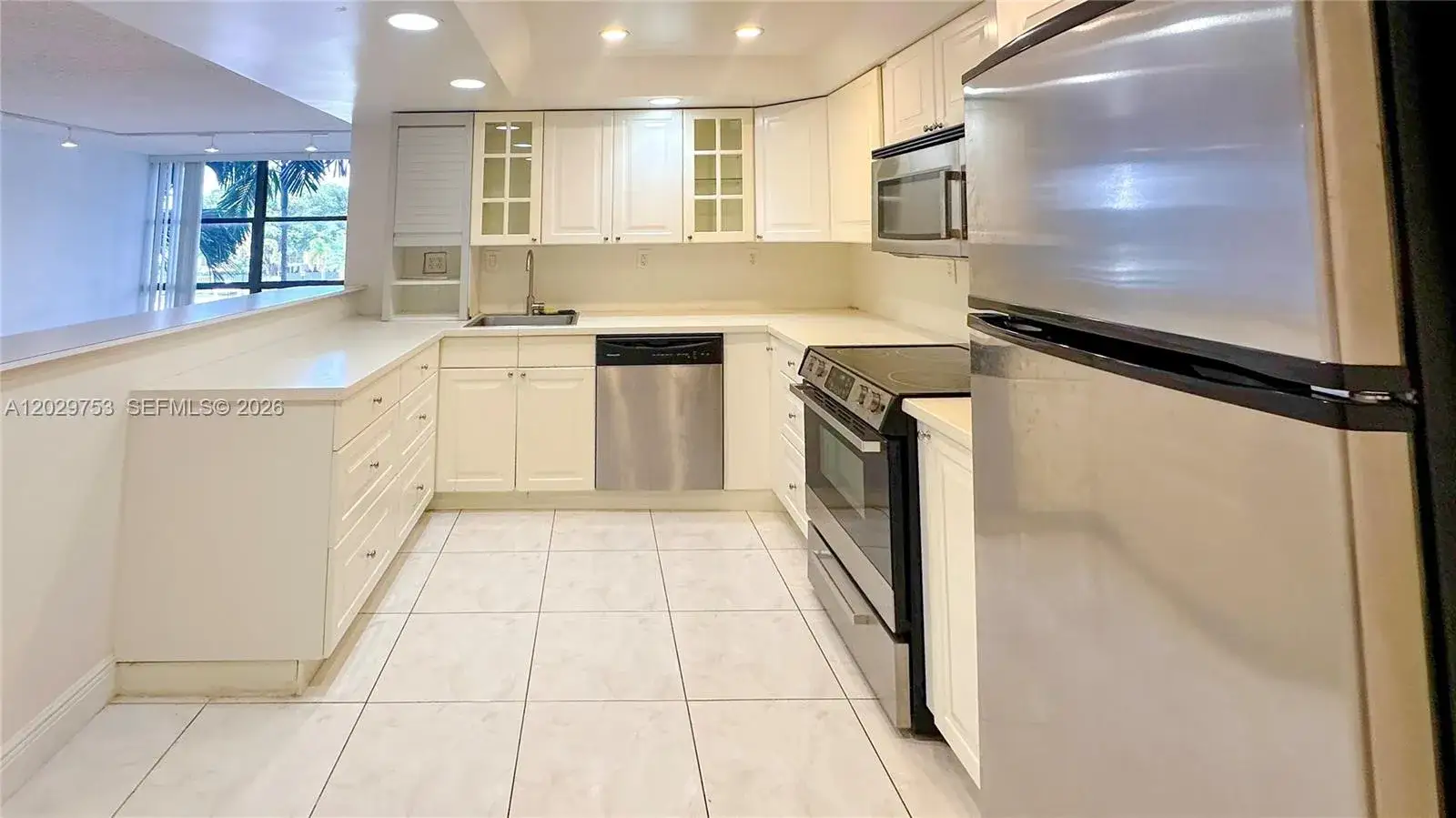 2 bedroom 1 bath Residential for sale at 800 Parkview Dr # 323, Hallandale Beach FL 33009