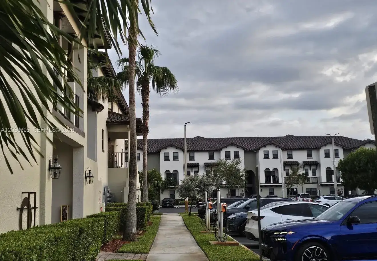 3 bedroom 2 bath Residential for sale at 10620 NW 88th St # 223, Doral FL 33178