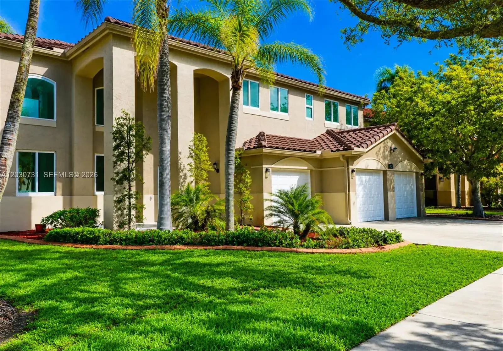 5 bedroom 3 bath Residential Lease for rent at 852 Heritage Dr, Weston FL 33326
