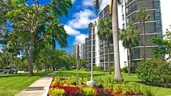2 bedroom 2 bath Residential for sale at 3475 N Country Club Dr # 608, Aventura FL 33180
