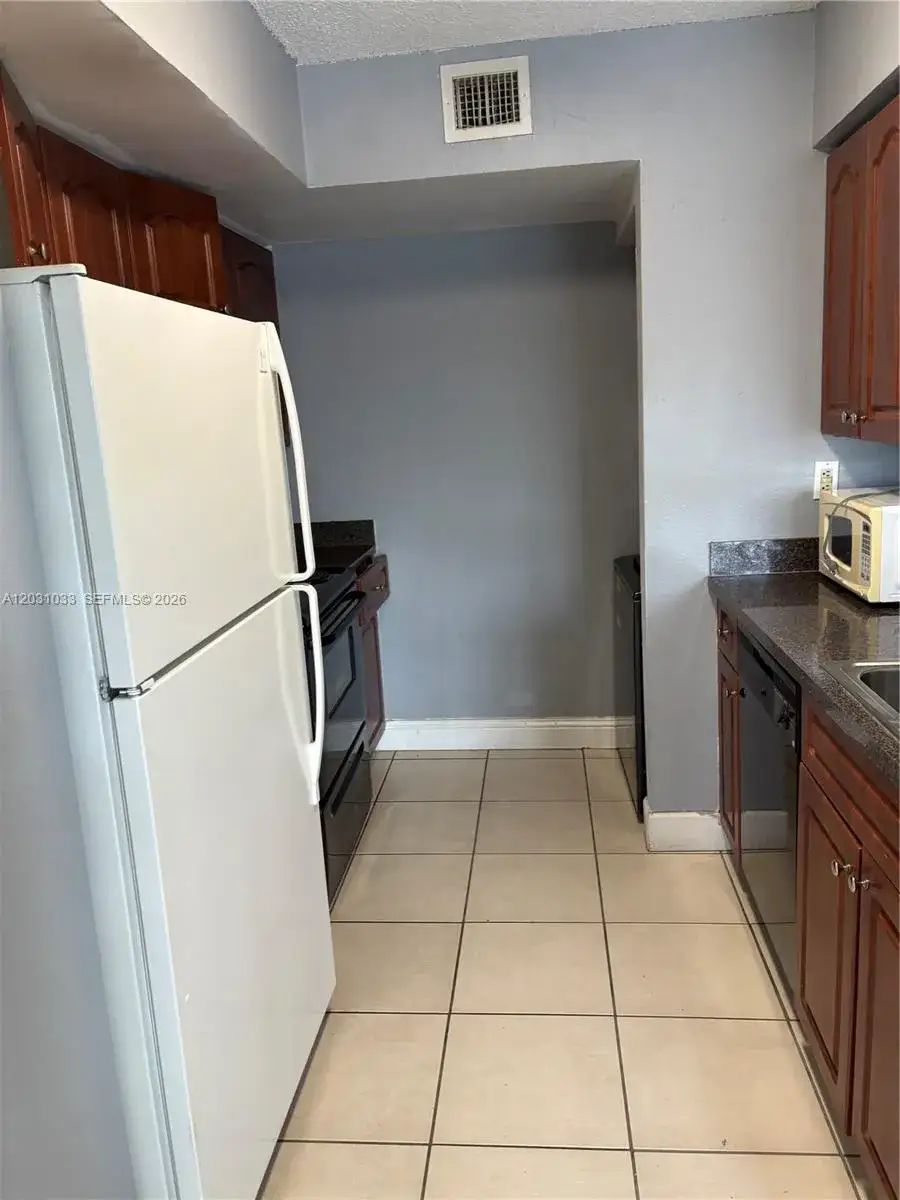 3 bedroom 2 bath Residential Lease for rent at 15231 SW 80th St # 602, Miami FL 33193