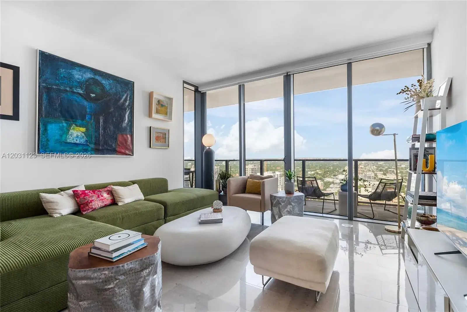 1 bedroom 1 bath Residential Lease for rent at 88 SW 7th St # 3208, Miami FL 33130