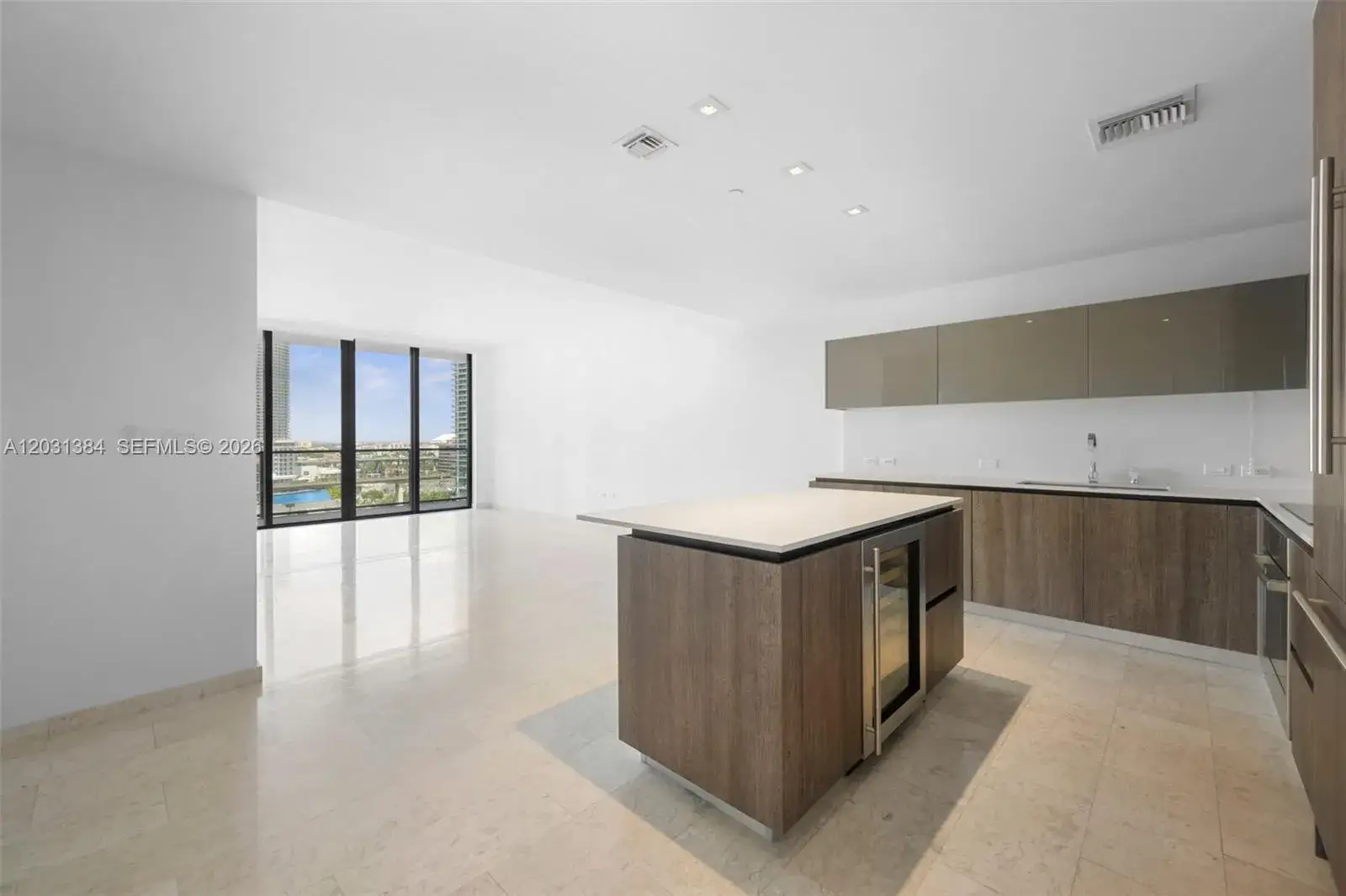2 bedroom 2 bath Residential Lease for rent at 68 SE 6th St # 910, Miami FL 33131