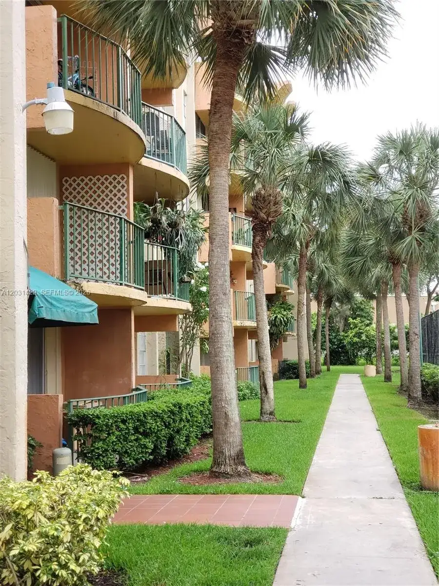 2 bedroom 1 bath Residential Lease for rent at 9310 Fontainebleau Blvd # 112, Miami FL 33172