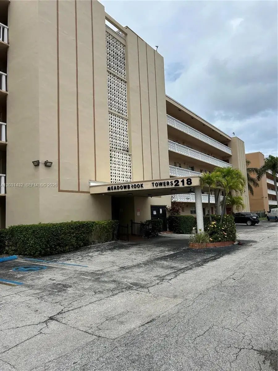 1 bedroom 1 bath Residential Lease for rent at 218 NE 12th Ave # 203, Hallandale Beach FL 33009