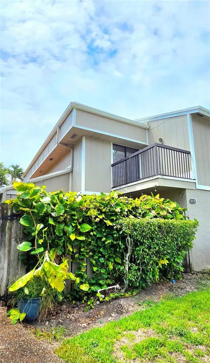 2 bedroom 2 bath Residential for sale at 608 Commodore Dr, Plantation FL 33325