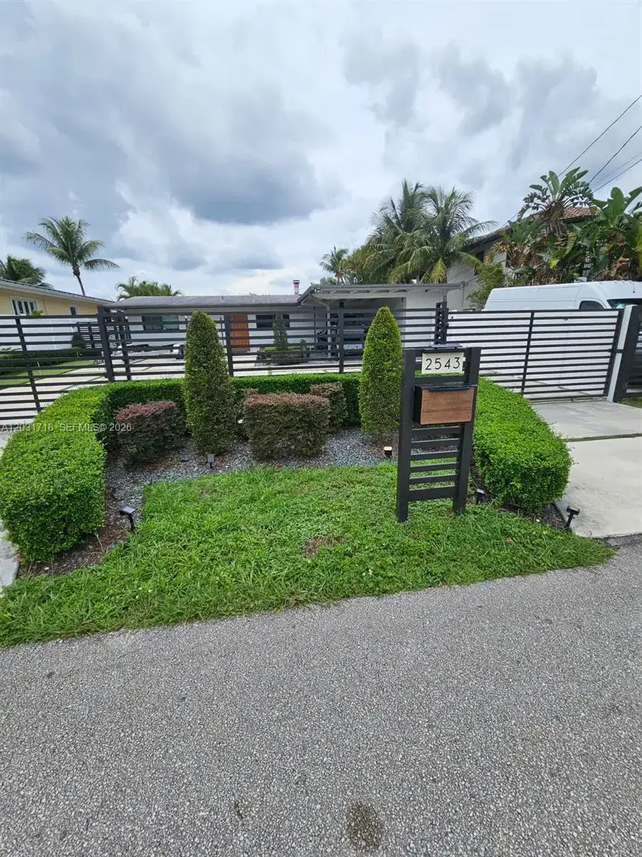 3 bedroom 2 bath Residential for sale at 2543 Gulfstream Ln, Fort Lauderdale FL 33312