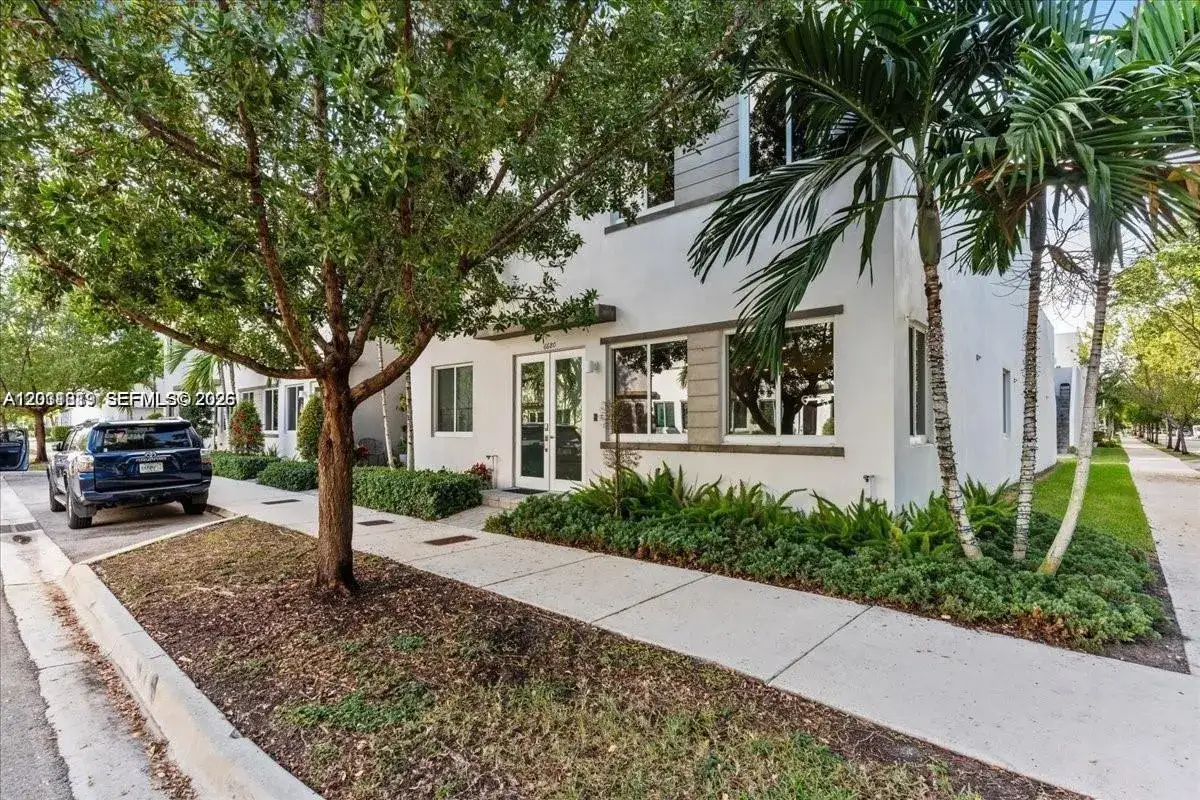 4 bedroom 3 bath Residential for sale at 6680 NW 102nd Path, Doral FL 33178
